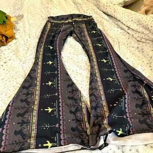 TEEKI BELL BOTTOM FLARE LEGGINGS YOGA FESTIVAL SIZE MEDIUM AMAZING PRE LOVED